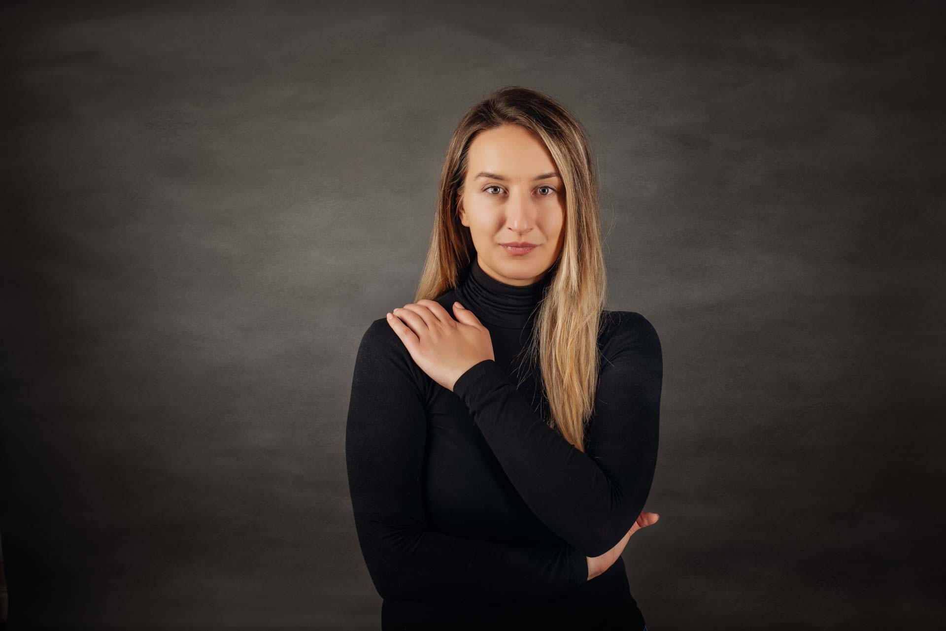 Modelling Headshots Chipping Norton Portfolio headshot of an actress. She is wearing a black long sleeved top