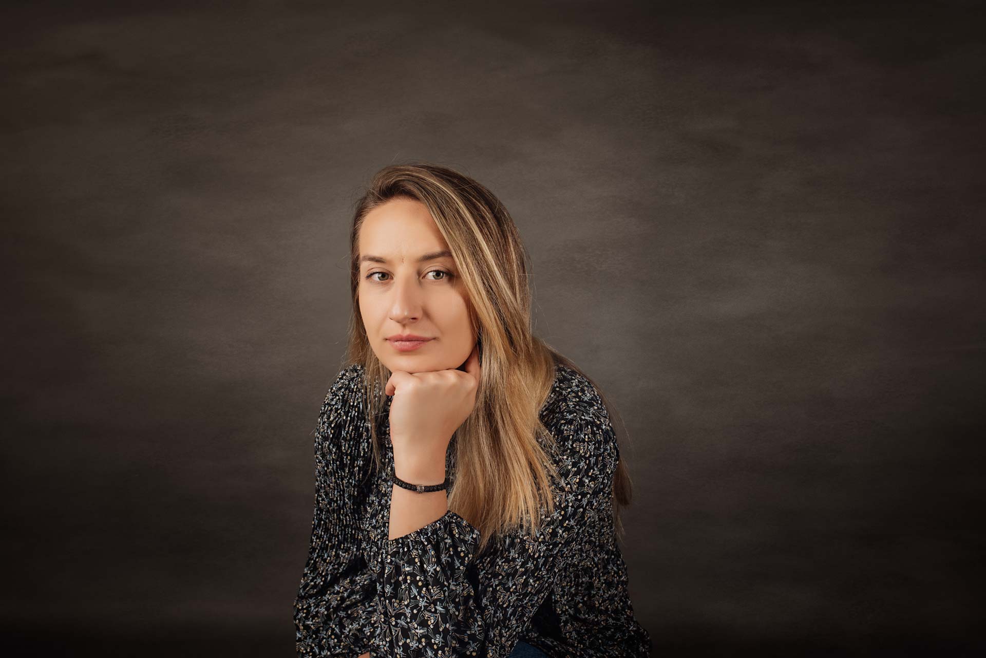 Modelling Headshots Oxfordshire Female model rests her head on her hands for one of her modelling headshots