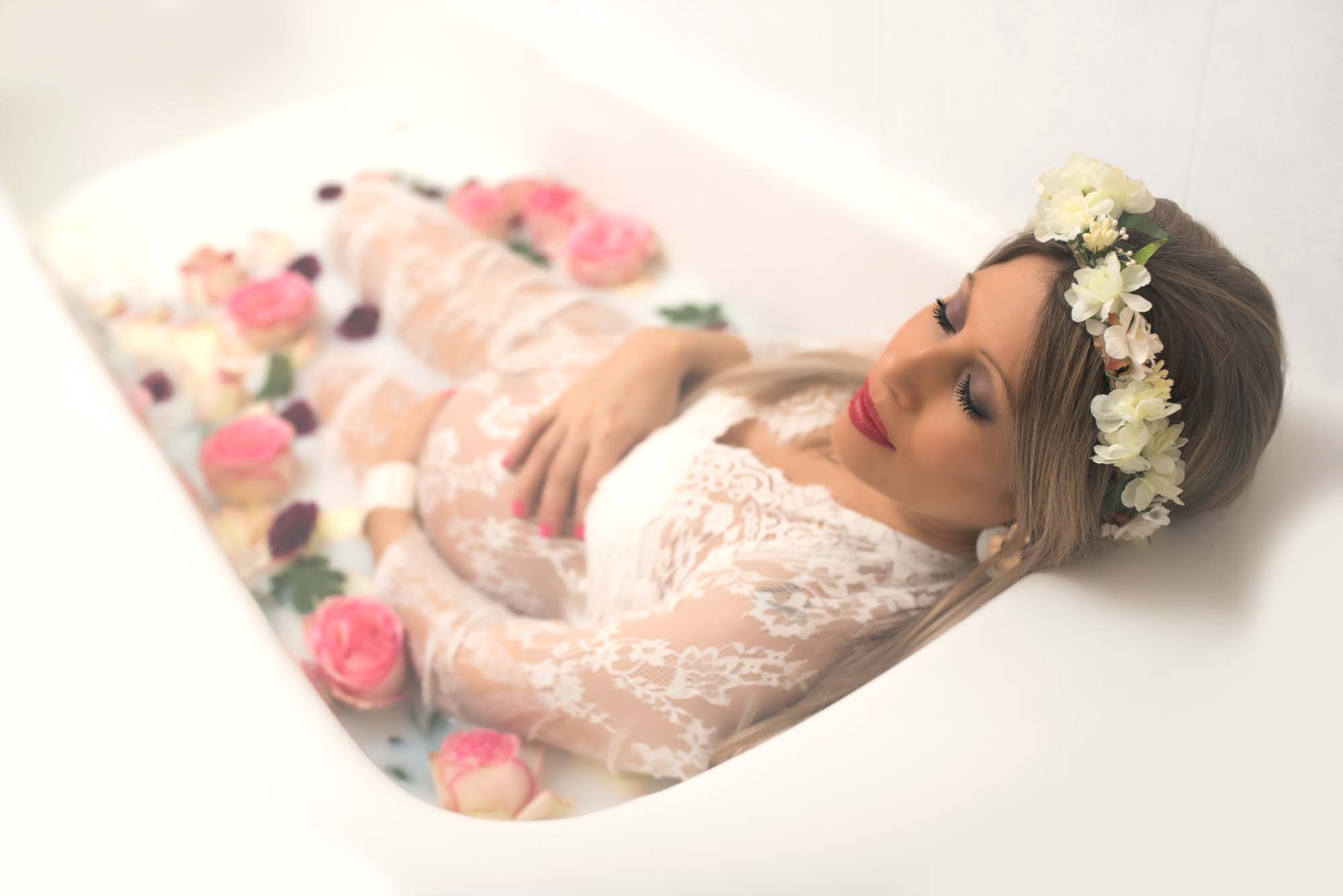 Milk bath photoshoot with pink roses to record pregnancy