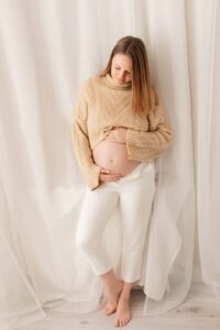Pregnant women holding her bump