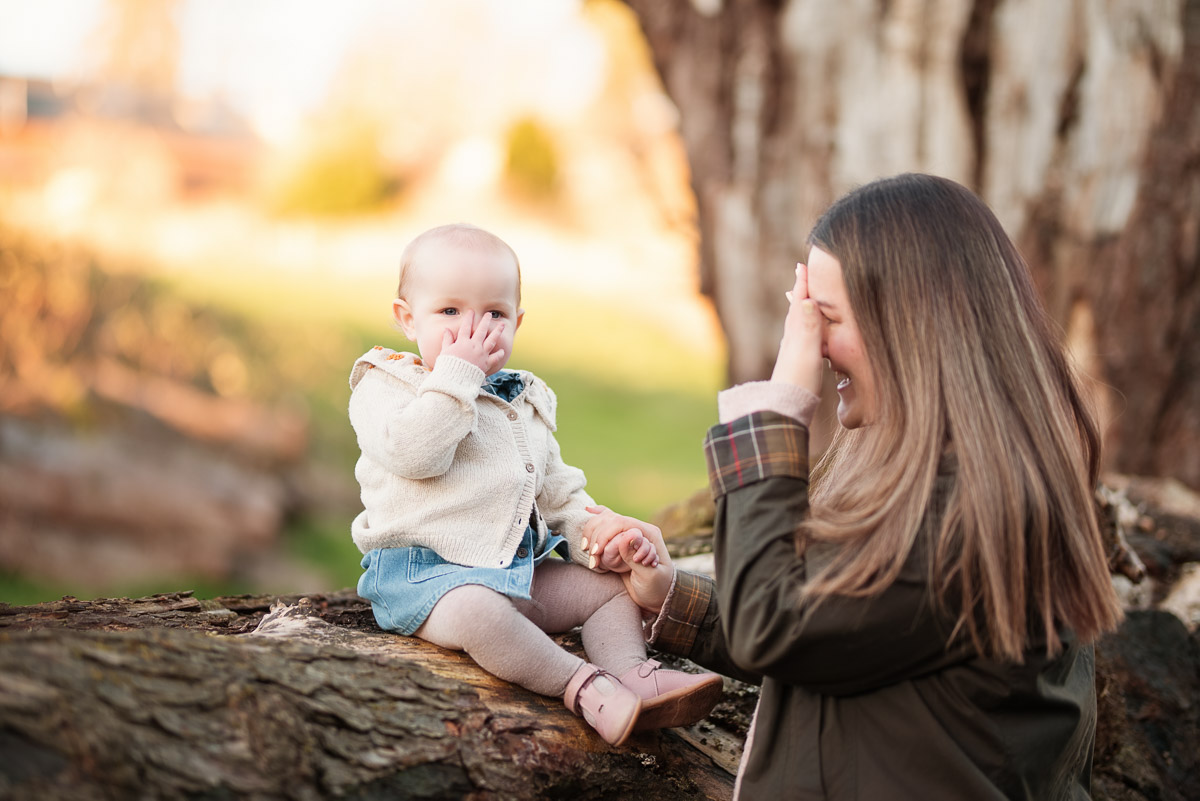 Mum cuddling her daughter during a golden hour family photography session in Oxfordshire
